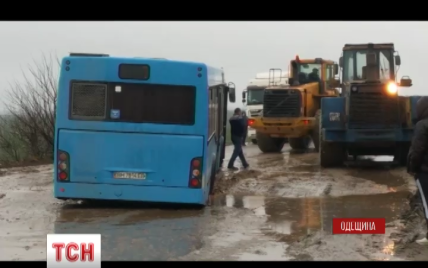 На Одесчине автобус с пассажирами застрял посреди трассы из-за непогоды