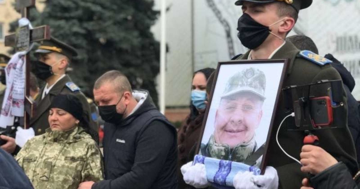 У Чернівцях прощаються із загиблим на Донбасі бійцем Олексієм Мамчієм: фото