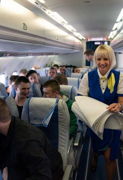 Вільні і щасливі: Офіс президента опублікував фото з літака, яким обміняних українців везли додому