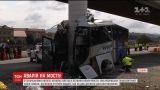 На півночі Іспанії пасажирський автобус влетів в опору мосту, є загиблі