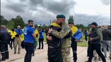 Возвращение героев: эмоциональные кадры встречи освобожденных военных