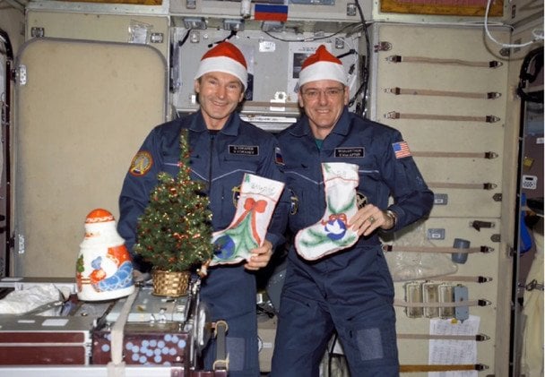 Експедиція 13 (2005 рік): Валерій Токарав та Вільям МакАртур позують із різдвяними панчохами. / © popsci.com