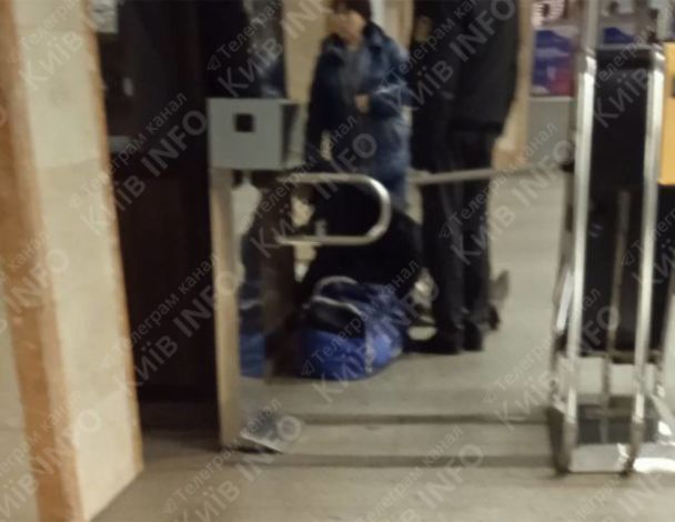 У Києві на станції метро виявили труп. Фото: Київ без цензури. / © 