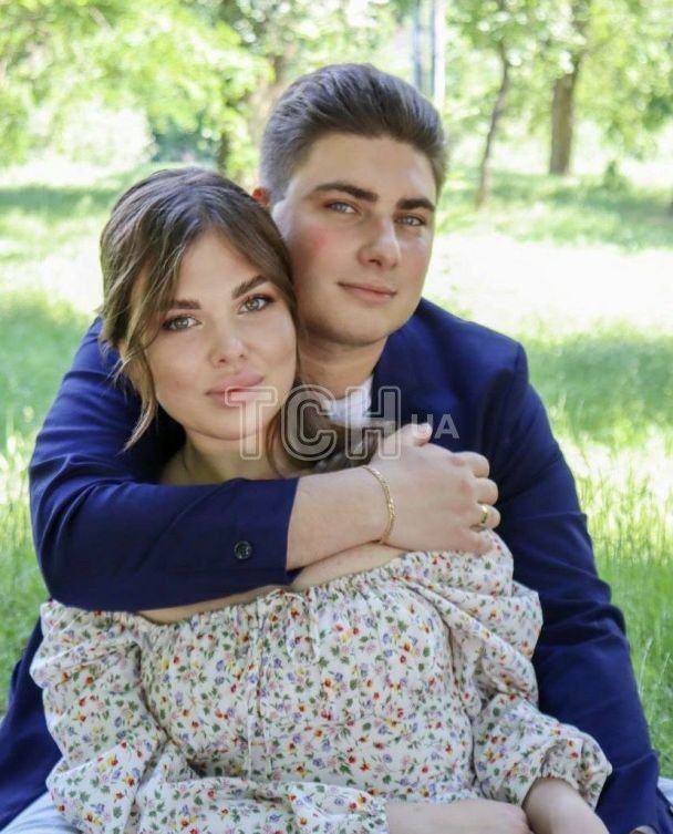 Оксана Епельман з чоловіком, який теж загинув під час ракетної атаки. Фото: дирекція Криворізької гімназії №108