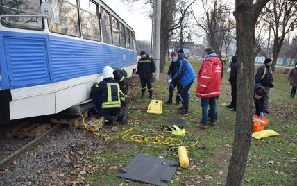 У Миколаєві трамвай збив пенсіонера: діставати його довелось рятувальникам