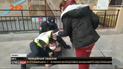 Повалили на землю та побили — поліцейські Одеси жорстко затримали власника кіоску