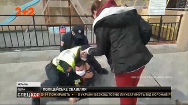 Повалили на землю та побили — поліцейські Одеси жорстко затримали власника кіоску