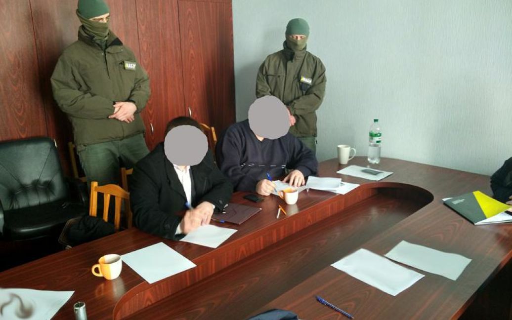 Чиновника задержали на рабочем месте / © Національне антикорупційне бюро України