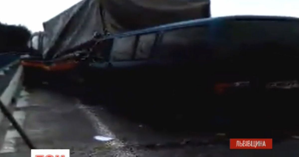 Трое бойцов "Правого сектора" пострадали в аварии на Львовщине