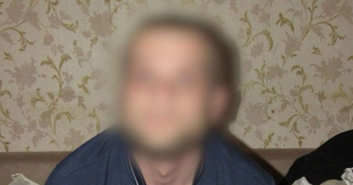 У Києві поліцейські затримали чоловіка за збут наркотиків та незаконне зберігання боєприпасів