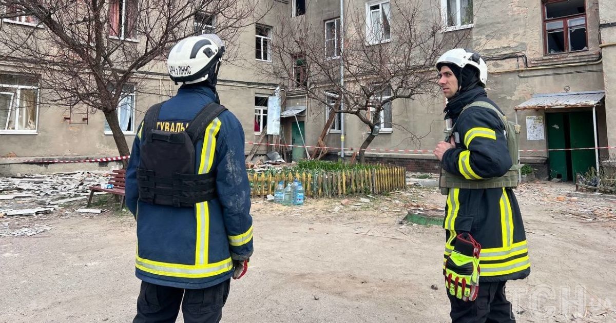 Фото з місця атаки по житловому будинку в Харкові 4 квітня 2024 року