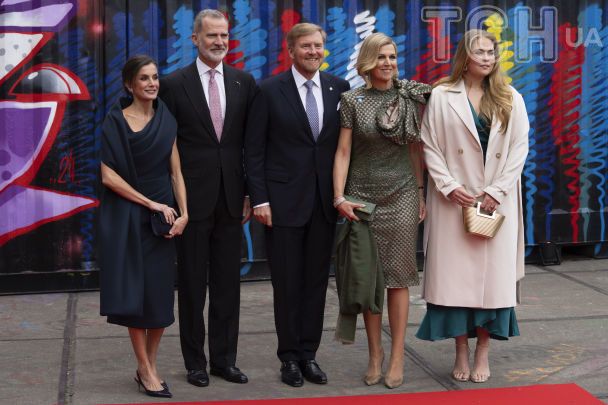 Королева Летиція та король Філіп VI в Нідерландах з королевою Максимою, королем Віллемом-Олександром і принцесою Катаріною-Амалією / © Associated Press