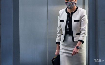 В черно-белом луке с маской из тартана: эффектный образ первого министра Шотландии