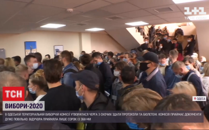 Тиснява та відсутність дистанції: у міській ТВК Одеси утворилася велика черга з членів виборчих дільниць
