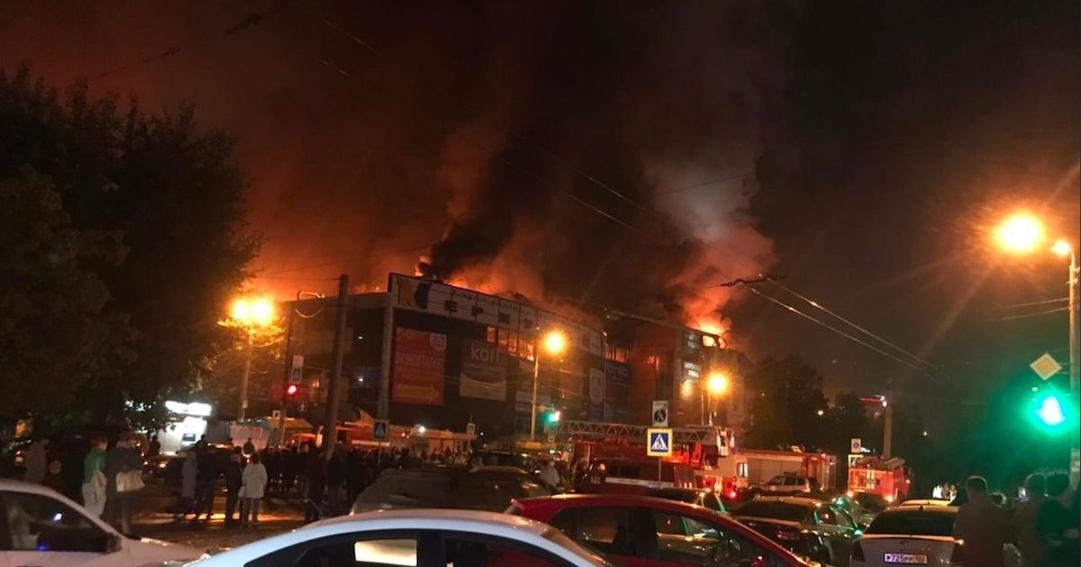 В російській Уфі спалахнула масштабна пожежа в торговому центрі: відвідувачі зайнялися мародерством (відео)