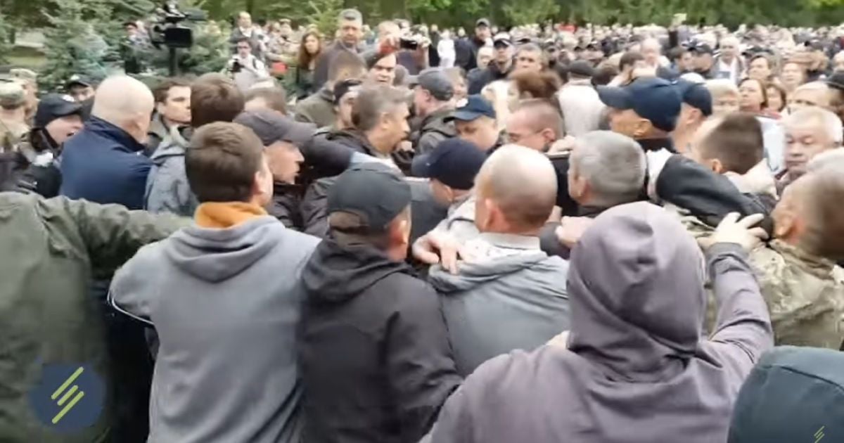"Бессмертный полк" с георгиевскими лентами и песнями о России: в Харькове произошли потасовки