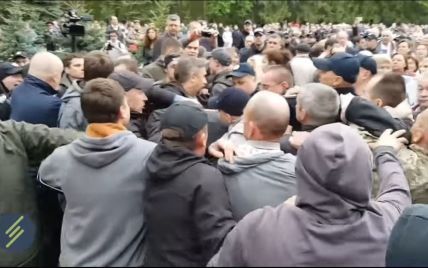 "Безсмертний полк" з георгіївськими стрічками й піснями про Росію: у Харкові відбулися бійки