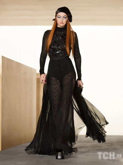 Коллекция Versace прет-а-порте сезона осень-зима 2021-2022 / © East News