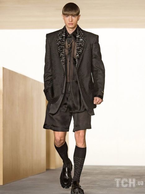 Коллекция Versace прет-а-порте сезона осень-зима 2021-2022 / © East News