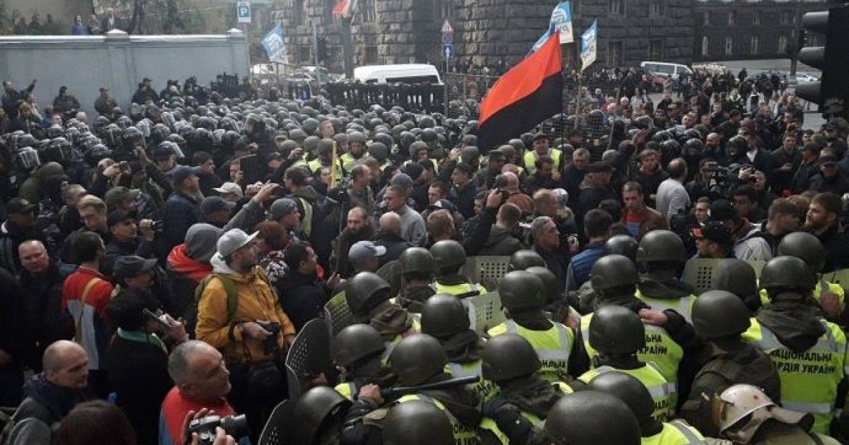 Под Радой начались столкновения между митингующими и правоохранителями, есть пострадавшие