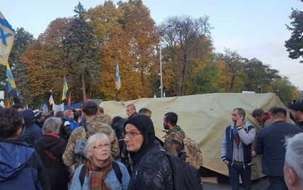 Митингующие начали устанавливать палатки под Радой