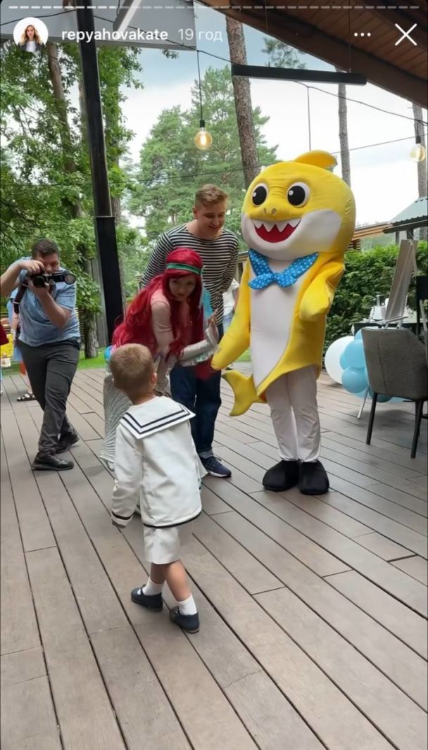 Виктор Павлик на дне рождения сына с семьей / © instagram.com/repyahovakate