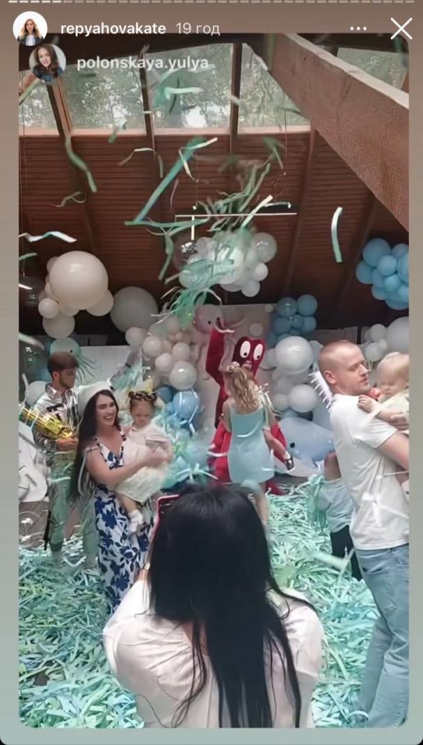 Виктор Павлик на дне рождения сына с семьей / © instagram.com/repyahovakate