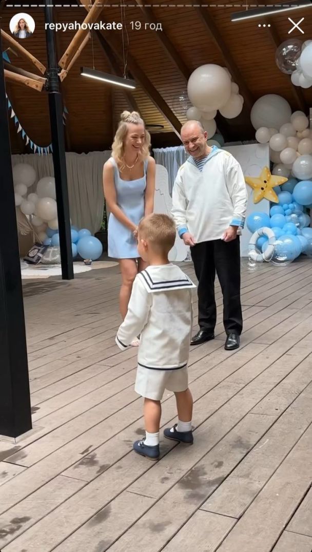 Виктор Павлик на дне рождения сына с семьей / © instagram.com/repyahovakate