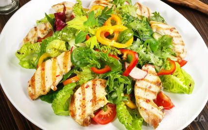 Рецепт салату з курячим філе та маринованим огірками, який прикрасить ваш стіл. Читайте на steklorez69.ru