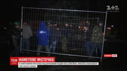 Люди у наметову містечку біля ВР укріплюють барикади