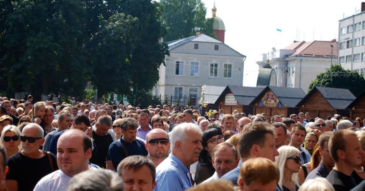 Во время церемонии прощания с Еремеевым в центре Луцка / © ТСН.ua