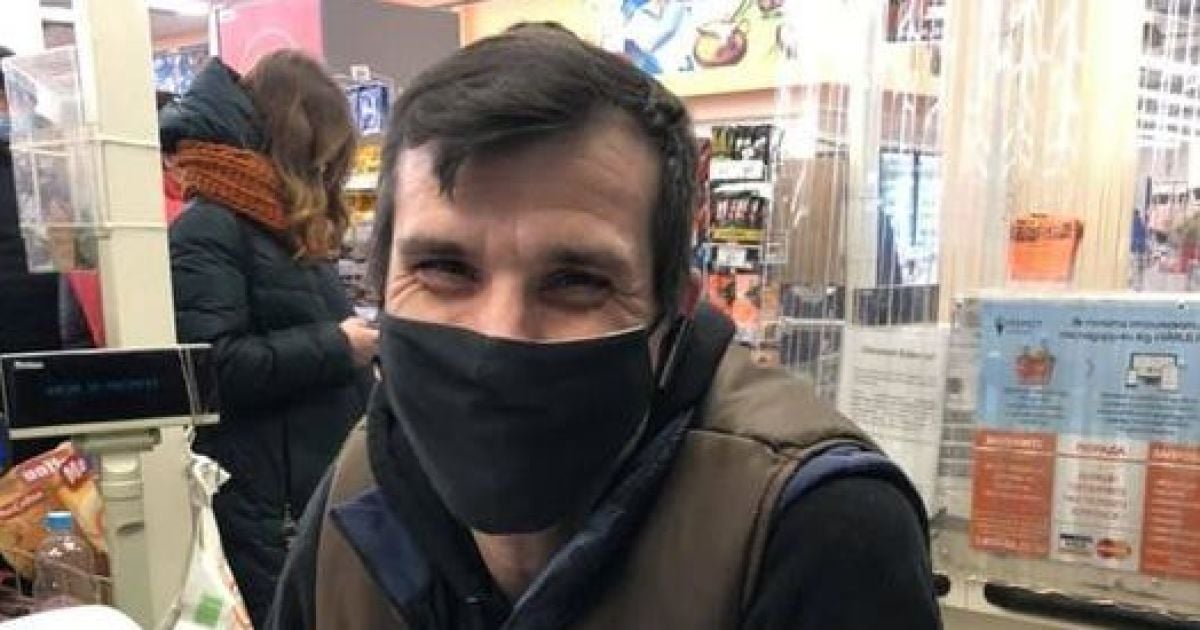Немає руки і обох ніг: у супермаркеті Дніпра завжди усміхнений касир з інвалідністю полонив покупців