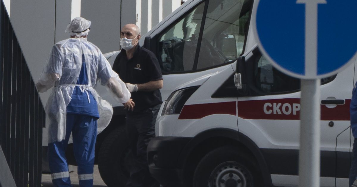 В России свирепствует "индийский" штамм коронавируса: в Москве и Петербурге зафиксировали рекордное количество смертей