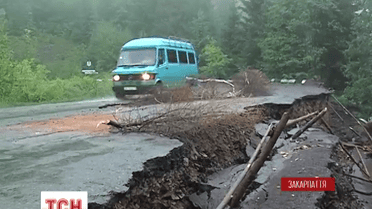 Дорога на Синевирському перевалі сповзає у прірву
