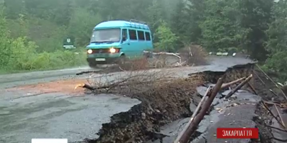 Дорога на Синевирском перевале сползает в пропасть