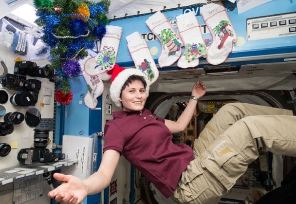 Експедиція 42 (2014 рік): астронавт ESA Саманта Крістофоретті позує з Різдвяною шапкою над станцією. / © popsci.com