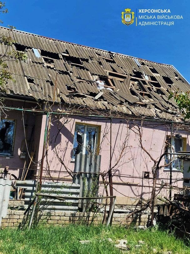Росіяни луплять по житлових будинках херсонців / © Херсонська ОВА