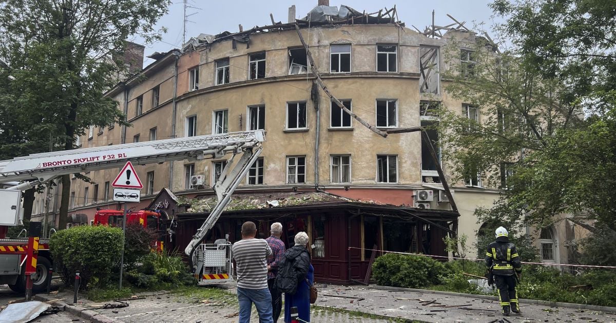 Наслідки ракетного удару по Львову 6 липня.