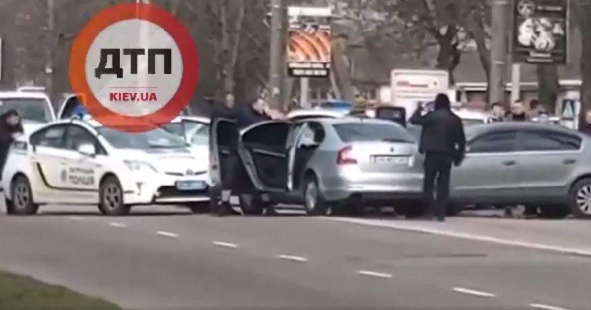 У Борисполі озброєні спецпризначенці затримали водія, який приставив собі пістолет до скроні