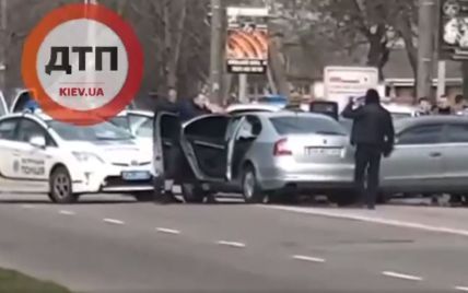 У Борисполі озброєні спецпризначенці затримали водія, який приставив собі пістолет до скроні