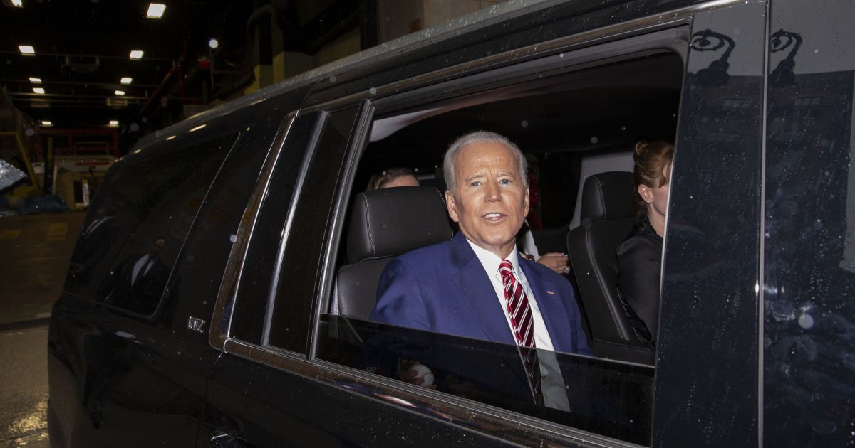 Байден обошел Трампа в первом опросе после объявления об участии в выборах президента США