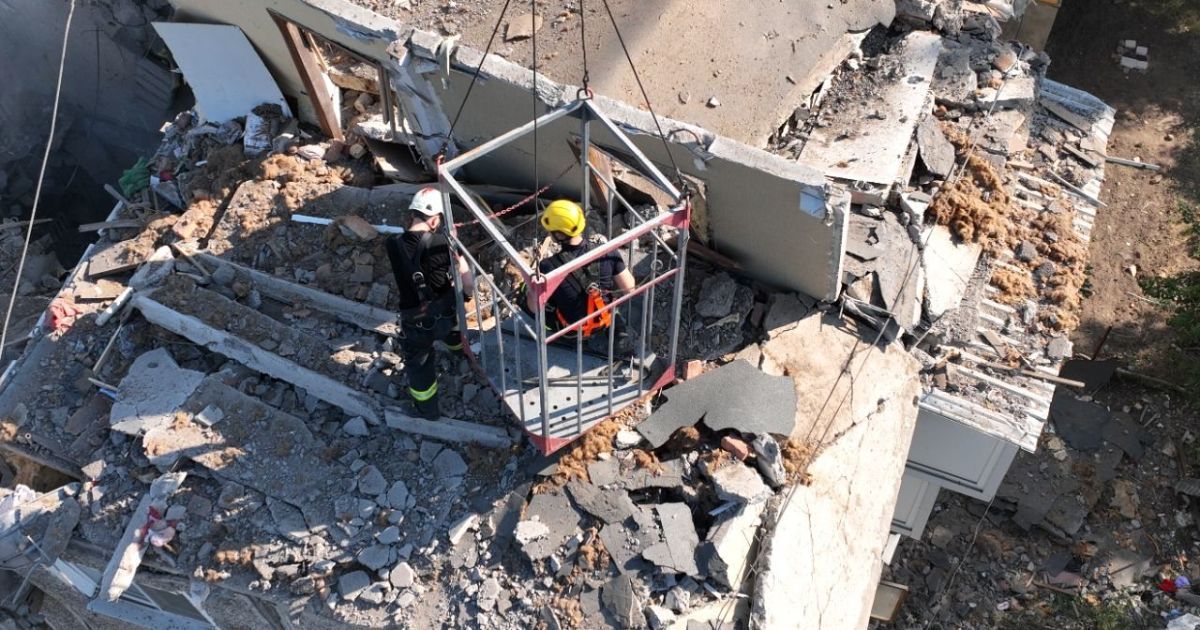 Ракетний удар РФ по багатоповерхівці у Миколаєві: рятувальники завершили пошукові роботи на місці трагедії