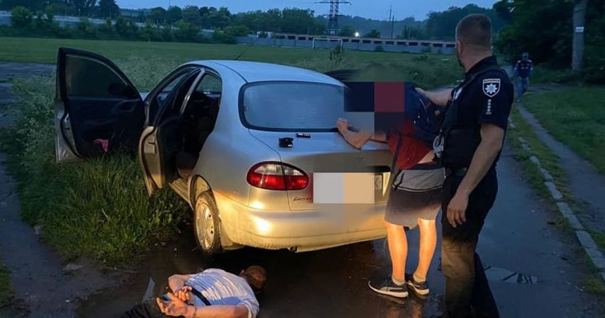 Во Львове пьяный водитель сбил отца с 2-летним сыном на переходе и скрылся