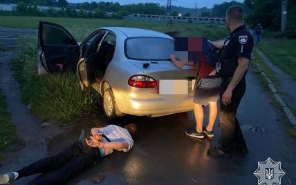 Во Львове пьяный водитель сбил отца с 2-летним сыном на переходе и скрылся