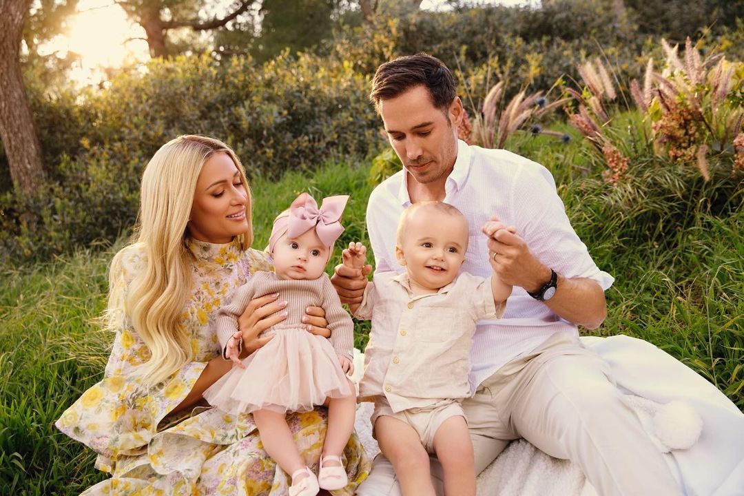 Періс Гілтон з дітьми та чоловіком / © instagram.com/parishilton