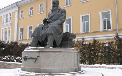 В центре Киева ограбили памятник Грушевскому
