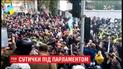 На площади Конституции митингующие устанавливают палатки и ждут заседания ВРУ