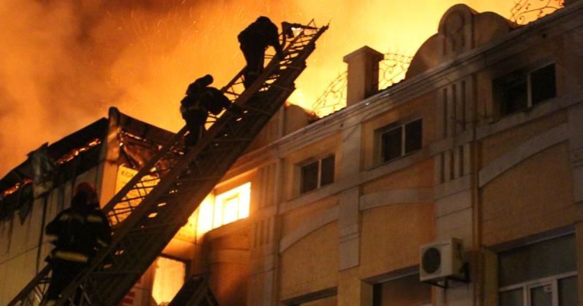 У Хмельницькому масштабно палав торговельно-виробничий комплекс