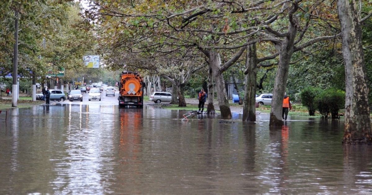 Предприимчивые одесситы перевозят горожан за 150 гривен затопленными улицами