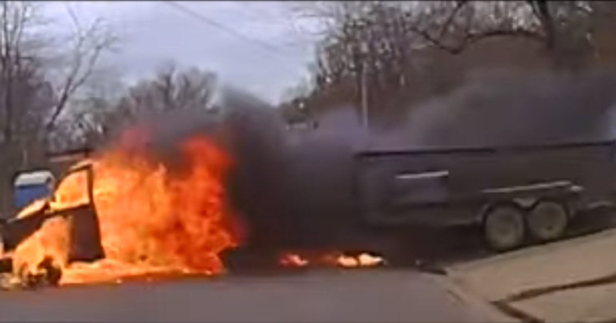 У США вулицею пронісся охоплений полум'ям фургон із причепом: відео